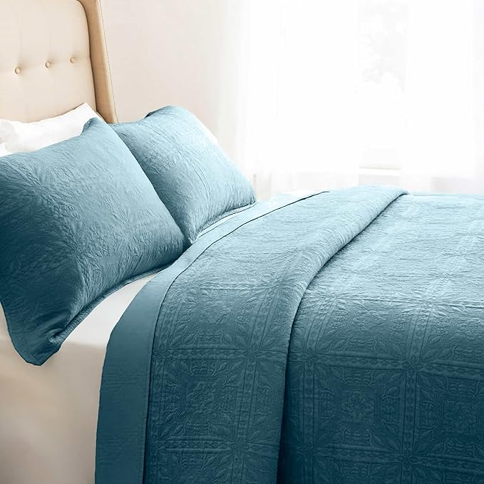 Hearth & Harbor Queen Quilt Set – All-Season Lightweight Bedspread & Coverlet with Pinsonic Weave - 7 Piece Queen Quilt Set with Pillow Shams, Stone Blue - Queen Grid