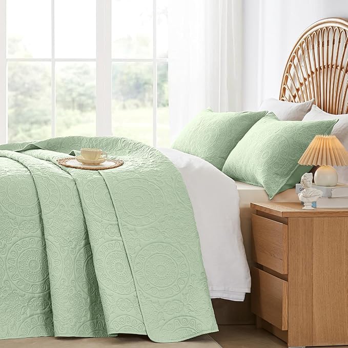 WURUIBO Light Green Quilt Set Queen Size, Embossing Microfiber Full Bedspreads with Pillow Sham, Ligthweight Breathable Thin Coverlet, Reversible Bedding Set for All Season (1 Quilt, 2 Pillow Shams)