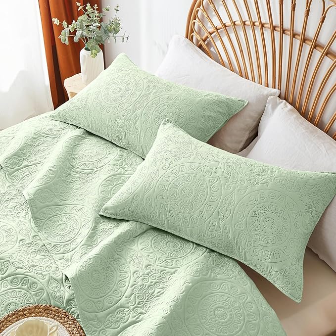 WURUIBO Light Green Quilt Set King/Cal King Size, Embossing Microfiber Bedspreads with Pillow Sham, Ligthweight Breathable Thin Coverlet, Reversible Bedding Set for All Season (1 Quilt,2 Pillow Shams)