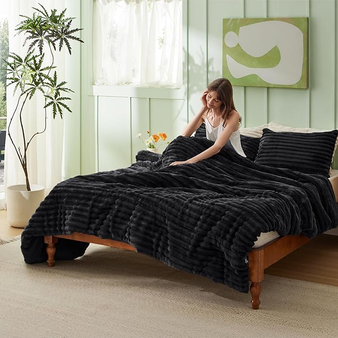 Bedsure King Size Comforter Set - GentleSoft™ 3 Pieces Fluffy Double-Side Fleece Comforter Set, Cozy Striped Room Decor Aesthetic, Luxury Black King Bedding with 2 Pillowcases, 104x90 Inches