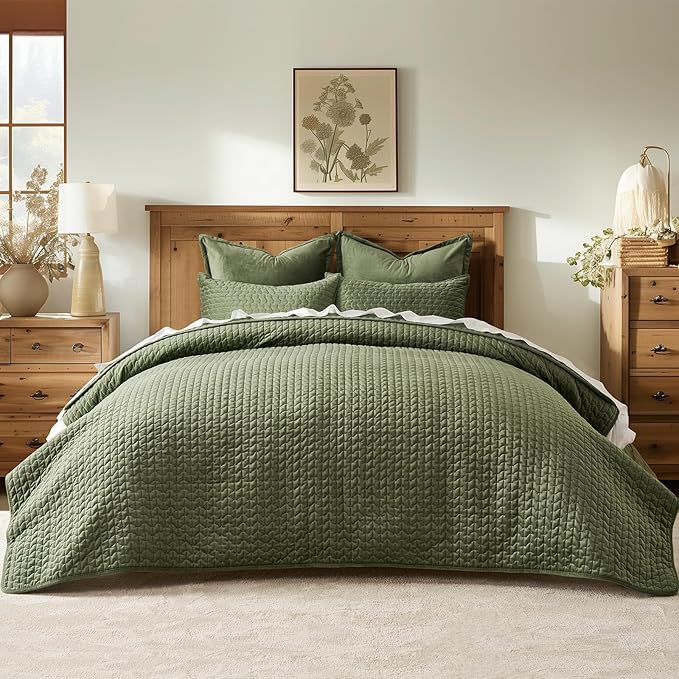 EVERGRACE Luxury Velvet Quilt Set King Size 3 Piece, Soft Cross-Stitch Velvet Comforter Set with Pillow Shams, Lightweight Coverlet Bedspread Bedding Set for All Seasons, Loden Green