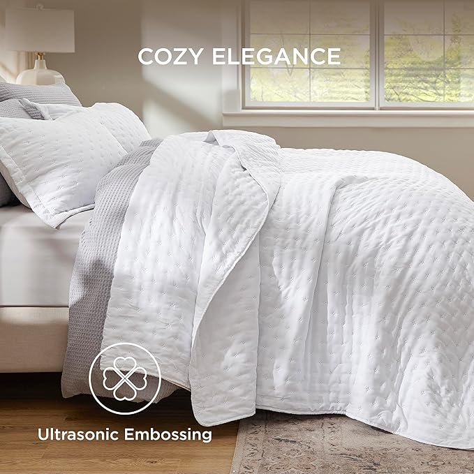 Bedsure Twin Quilt - Ultra Soft Twin XL Quilt Bedding for Dorm Decor, Lightweight All-Season Comforter, Bright White Bedspread Coverlet with Clover Pattern, 68 x 86 Inches