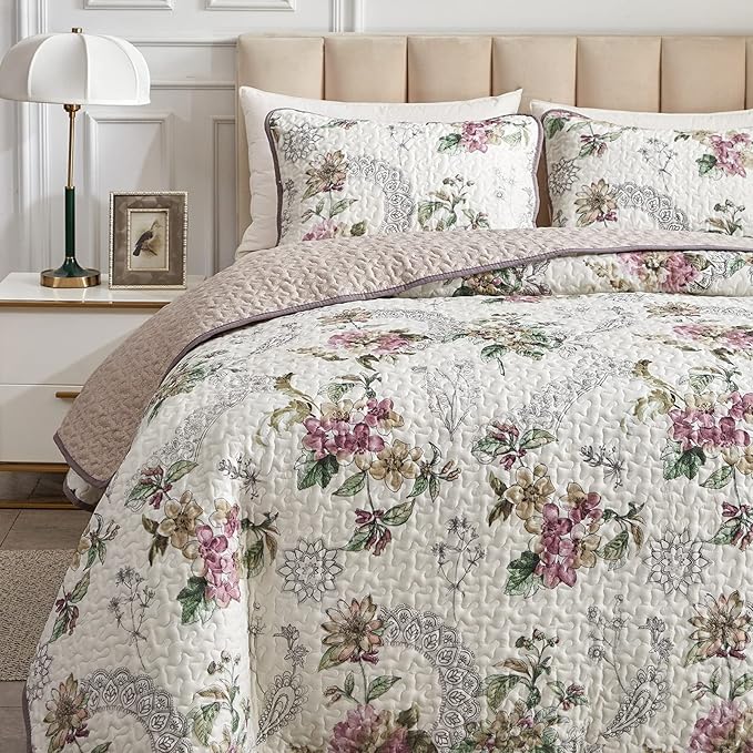 Flysheep 3 Pieces Quilt Set Full/Queen Size, Beige Floral Reversible Bedspread Coverlet Set, Soft Microfiber Lightweight Bed Cover for All Season (90" x 90", 1 Quilt+ 2 Pillow Shams)