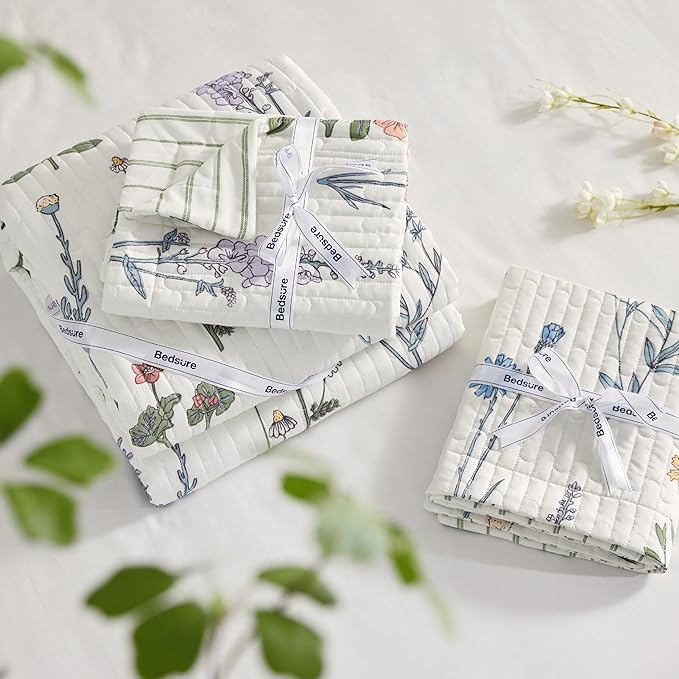 Bedsure Floral White Quilt King - King Size Reversible Floral Quilt Bedding, Lightweight Bedspread, Soft Botanical Coverlet for All Seasons (106"x96")