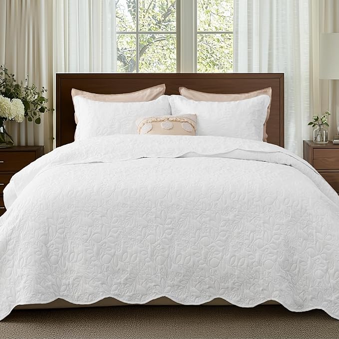 Bedsure Quilt King Size - Ultra Soft Pre-Washed Cloud-Like Bedding, All-Season Lightweight Comforter for Country Bedroom, Leaf Design Coverlet in Pure White, 106 x 96 Inches