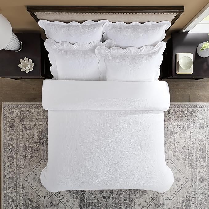 Charleston Estate Modern Farmhouse Floral Matelasse Bedspread with Scalloped Edges, 100% Cotton Breathable Bedding, King/Cal King, White Floral