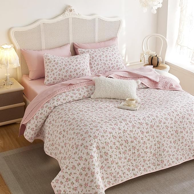 Wake In Cloud - Floral Quilt Set, Coquette Cottagecore Shabby Chic Flower Pattern for Women Teen Girls, Reversible Lightweight Bedspread Coverlet, 3 Pieces, Pink, Queen/Full Size