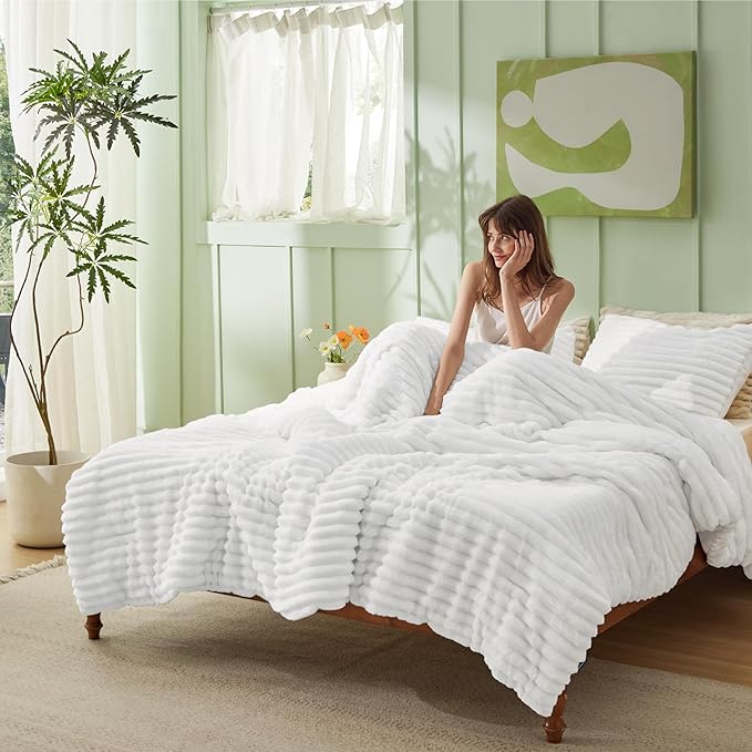 Bedsure Comforter Full Size - GentleSoft™ 3 Pieces Fluffy Double-Side Fleece Comforter Set, Cozy Striped Room Decor Aesthetic, Luxury Bright White Full Size Bedding with 2 Pillowcases, 82x86 Inches