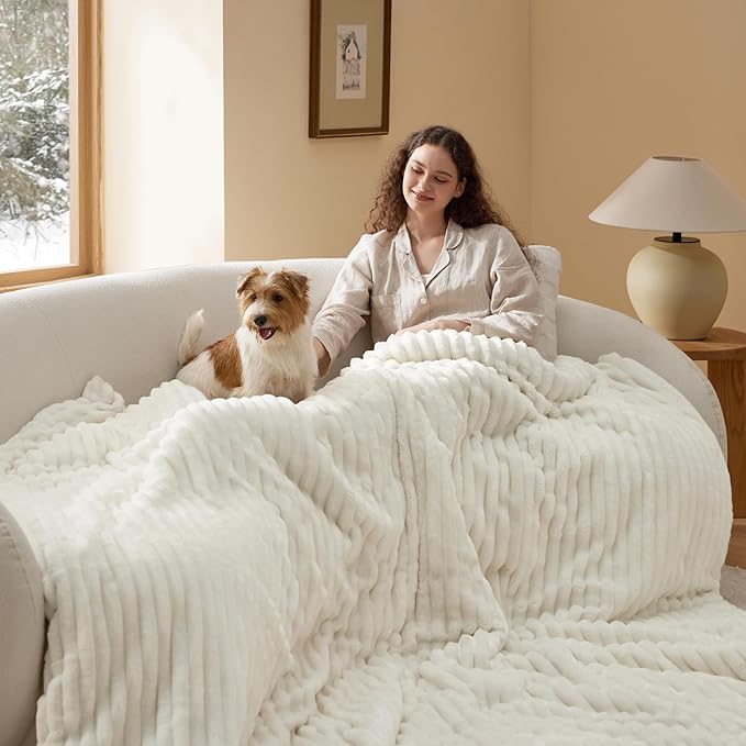 Bedsure Comforter Full Size - GentleSoft™ 3 Pieces Fluffy Double-Side Fleece Comforter Set, Cozy Striped Room Decor Aesthetic, Luxury White Full Size Bedding with 2 Pillowcases, 82x86 Inches