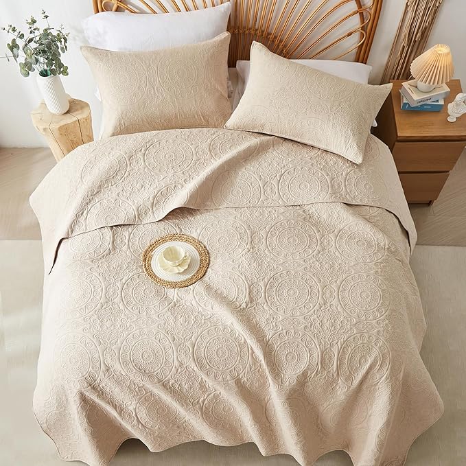 WURUIBO Beige Quilt Set King/Cal King Size, Embossing Microfiber Bedspreads with Pillow Sham, Ligthweight Breathable Thin Coverlet, Reversible Bedding Set for All Season (1 Quilt, 2 Pillow Shams)