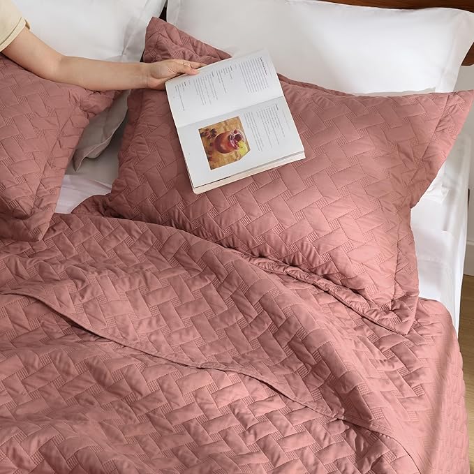 Bedsure Quilts Queen Size - Lightweight Bedspreads Queen Size with Basket Weave Pattern, Soft Quilt Bedding, Grayish Pink Comforter Coverlet for All Seasons (90" x 96")