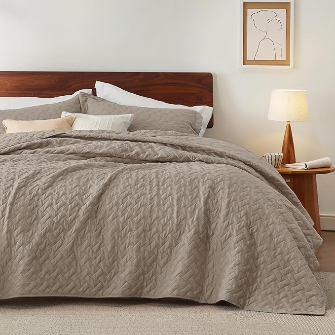 Bedsure Quilts King Size - Lightweight Bedspreads King Size with Basket Weave Pattern, Soft Quilt Bedding, Taupe Comforter Coverlet for All Seasons (106" x 96")