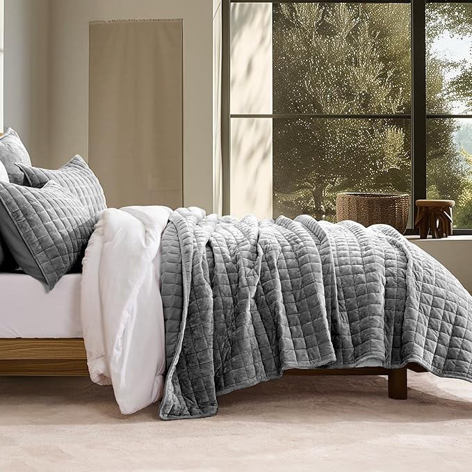RECYCO Luxury Velvet Quilt Set, California King 118'' x 106'' Oversized Bedspread, Ultra Soft Velvet Comforter, Lightweight Box Stitch Bedding Sets for All Season, with 2 Shams, Charcoal Gray