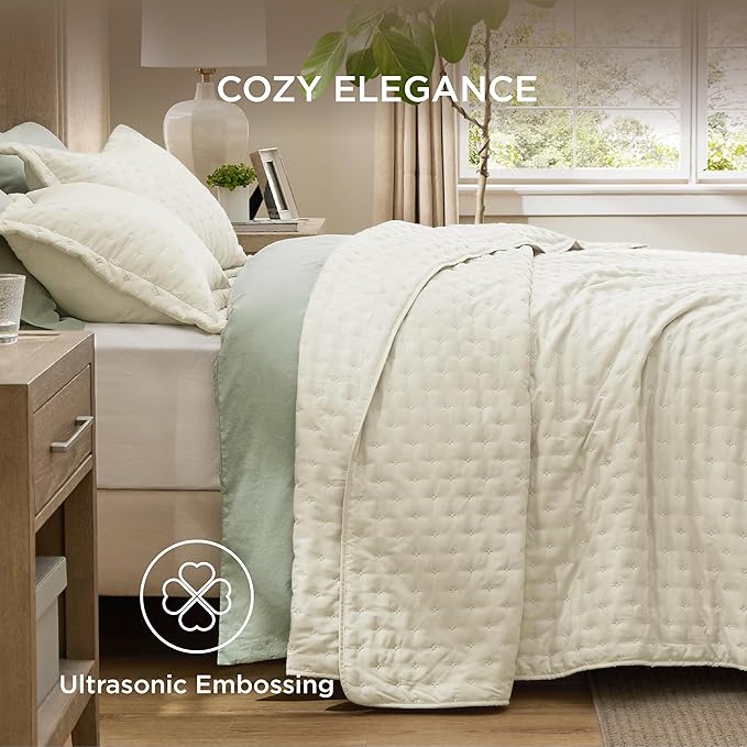 Bedsure King Quilt - Ivory Bedspread King Size & Lightweight Comforter, Modern Cottage Coverlet with Clover Pattern, Ultra Soft All-Season Bedding, 106 x 96 Inches