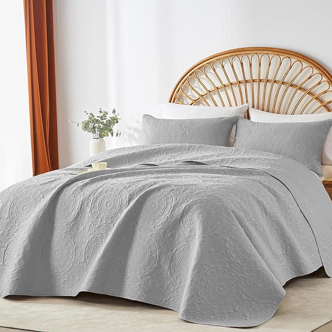 WURUIBO Light Gray Quilt Set King/Cal King Size, Embossing Microfiber Bedspreads with Pillow Sham, Ligthweight Breathable Thin Coverlet, Reversible Bedding Set for All Season (1 Quilt,2 Pillow Shams)