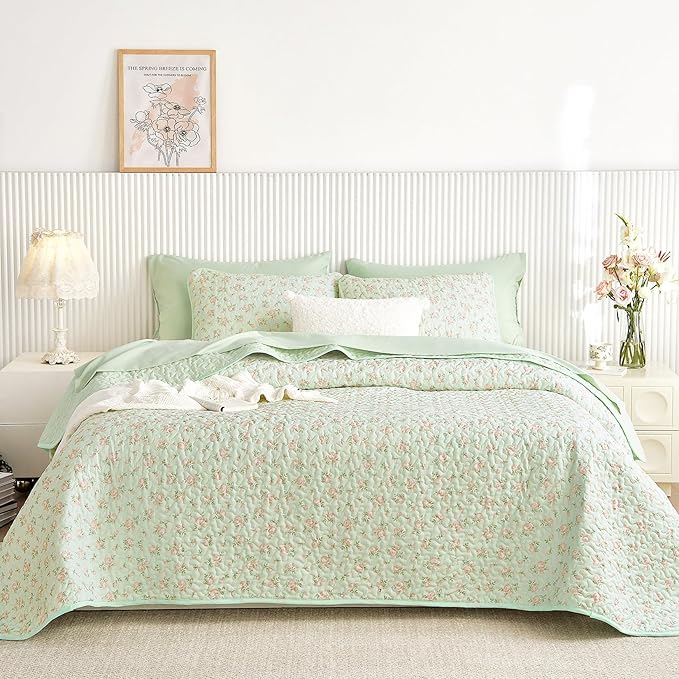 Wake In Cloud - Floral Quilt Set, Coquette Cottagecore Shabby Chic Flower Pattern for Women Teen Girls, Reversible Lightweight Bedspread Coverlet, 3 Pieces, Green Pink, Queen/Full Size