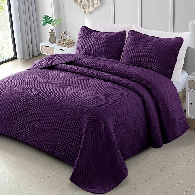 Exclusivo Mezcla Ultrasonic King Quilt Bedding Set, Lightweight Deep Purple Bedspreads Soft Modern Geometric Coverlet Set for All Seasons (1 Quilt and 2 Pillow Shams)