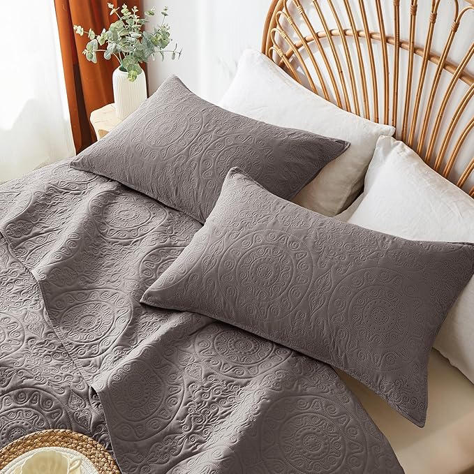 WURUIBO Dark Gray Quilt Set Twin Size, Embossing Microfiber Bedspreads with Pillow Sham, Ligthweight Breathable Thin Coverlet, Reversible Bedding Set for All Season (1 Quilt, 1 Pillow Sham)