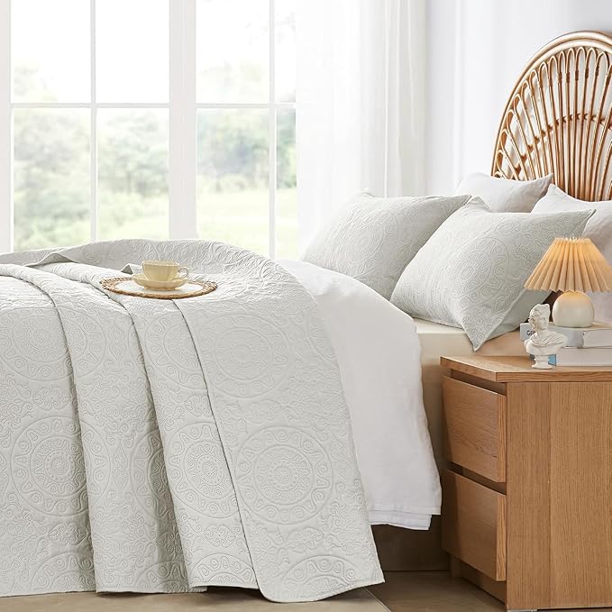 WURUIBO Cream White Quilt Set Twin Size, Embossing Microfiber Bedspreads with Pillow Sham, Ligthweight Breathable Thin Coverlet, Reversible Bedding Set for All Season (1 Quilt, 1 Pillow Sham)