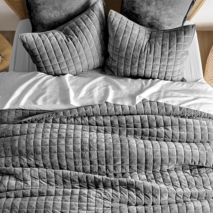 RECYCO Luxury Velvet Quilt Set, California King 118'' x 106'' Oversized Bedspread, Ultra Soft Velvet Comforter, Lightweight Box Stitch Bedding Sets for All Season, with 2 Shams, Charcoal Gray