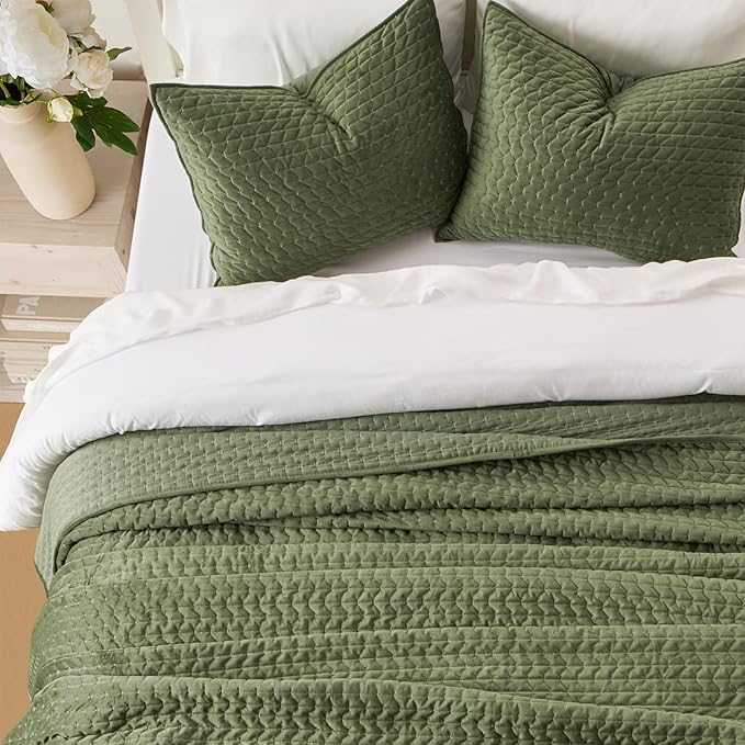 EVERGRACE Luxury Velvet Quilt Set Queen Size 3 Piece, Soft Cross-Stitch Velvet Comforter Set with Pillow Shams, Lightweight Coverlet Bedspread Bedding Set for All Seasons, Loden Green