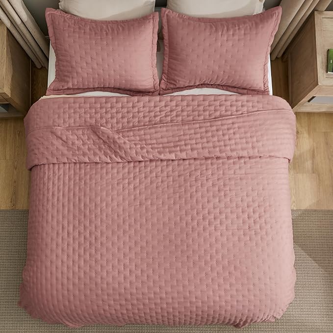 Bedsure King Quilt - Grayish Pink Bedspread King Size & Lightweight Comforter, Country Cottage Coverlet with Clover Pattern, Ultra Soft All-Season Bedding, 106 x 96 Inches