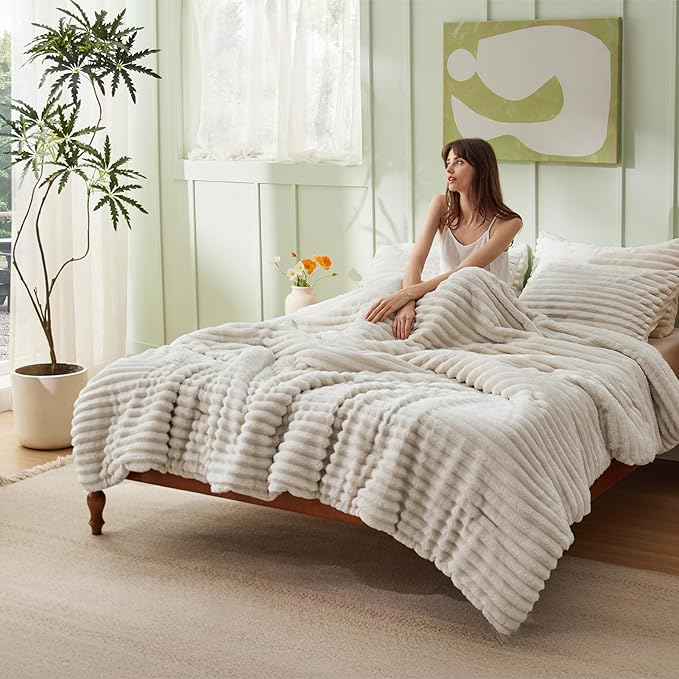 Bedsure Comforter Full Size - GentleSoft™ 3 Pieces Fluffy Double-Side Fleece Comforter Set, Cozy Striped Room Decor Aesthetic, Luxury Linen Full Size Bedding with 2 Pillowcases, 82x86 Inches