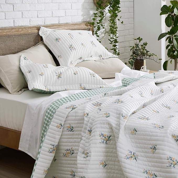 Bedsure Floral Quilt King Size - Reversible Botanical Floral Comforter, Spring Lightweight Bedspread Quilted Bedding, Soft Microfiber Coverlet for All Seasons (106"x96")