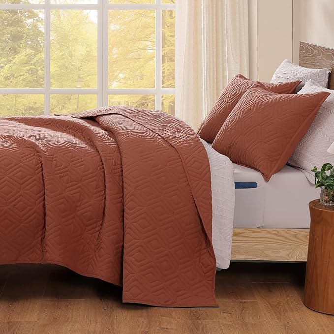WRENSONGE Queen Quilt-3 Pieces Geometric Autumn Leaf Bedspreads Queen Size Quilt Bedding Set for All Seasons, Soft Summer Coverlet with 2 Pillow Shams Suitable for Bed, Couch, Quilted Blanket