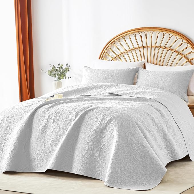 WURUIBO White Quilt Set King/Cal King Size, Embossing Microfiber Bedspreads with Pillow Sham, Ligthweight Breathable Thin Coverlet, Reversible Bedding Set for All Season (1 Quilt, 2 Pillow Shams)