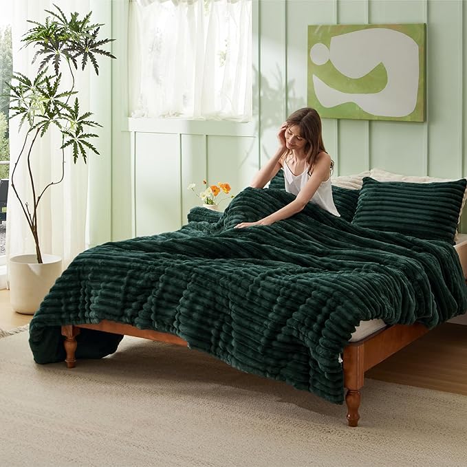 Bedsure King Size Comforter Set - GentleSoft™ 3 Pieces Fluffy Double-Side Fleece Comforter Set, Cozy Striped Room Decor Aesthetic, Luxury Emerald King Bedding with 2 Pillowcases, 104x90 Inches