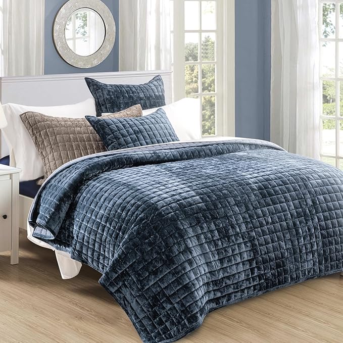 RECYCO Luxury Velvet Quilt Set, California King 118'' x 106'' Oversized Bedspread, Ultra Soft Velvet Comforter, Lightweight Box Stitch Bedding Sets for All Season, with 2 Shams, Stormy Blue
