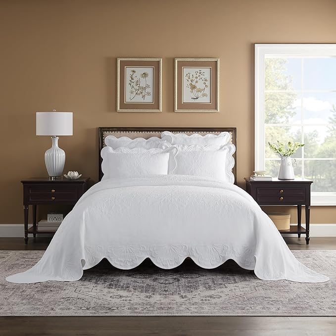 Charleston Estate Modern Farmhouse Floral Matelasse Bedspread with Scalloped Edges, 100% Cotton Breathable Bedding, King/Cal King, White Floral
