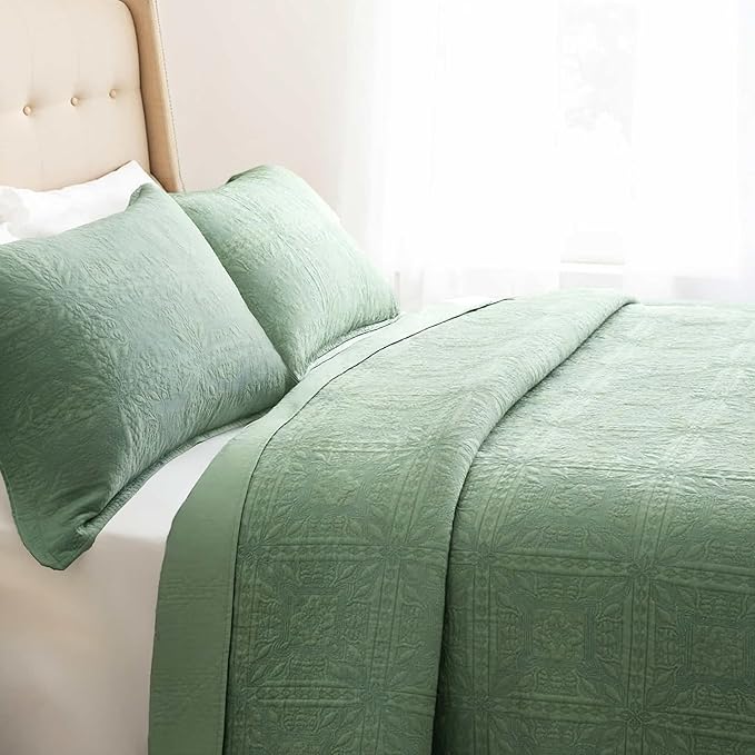 Hearth & Harbor Twin Quilt Set – All-Season Lightweight Bedspread & Coverlet with Pinsonic Weave - 5 Piece Twin Quilt Set with Pillow Shams, Sage Green - Twin Grid