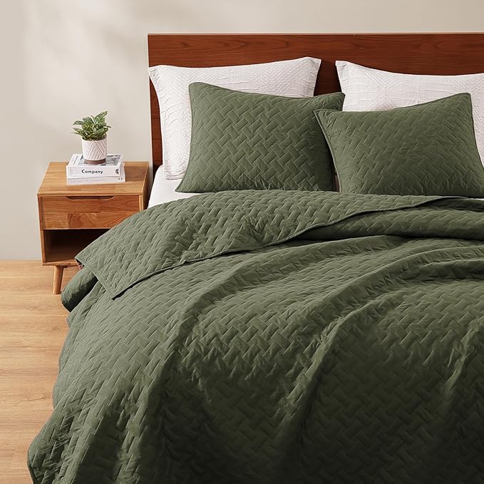 WRENSONGE Queen Quilt Set-3 Pieces Basket Weave Olive Green Bedspreads Queen Size Quilt Bedding for All Seasons, Soft Summer Coverlet with 2 Pillow Shams Suitable for Bed, Couch, Quilt Blanket