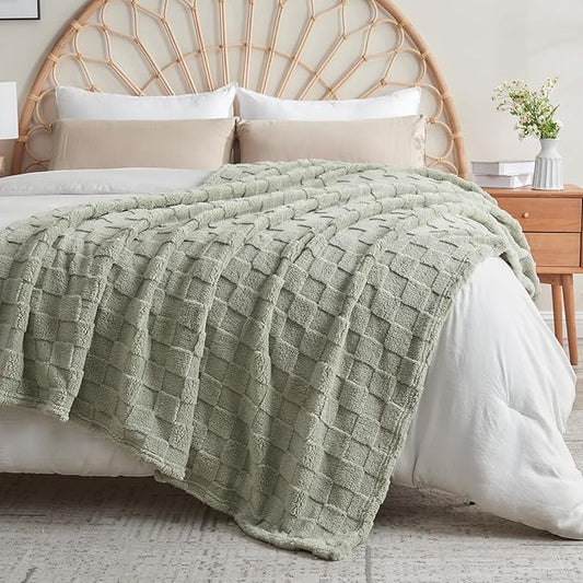 NEWCOSPLAY Super Soft King Blanket Sage Green Premium Silky Flannel Fleece 3D Checkered Lightweight Bed Blanket All Season Use (Sage Green Checkered, King(90"x110"))