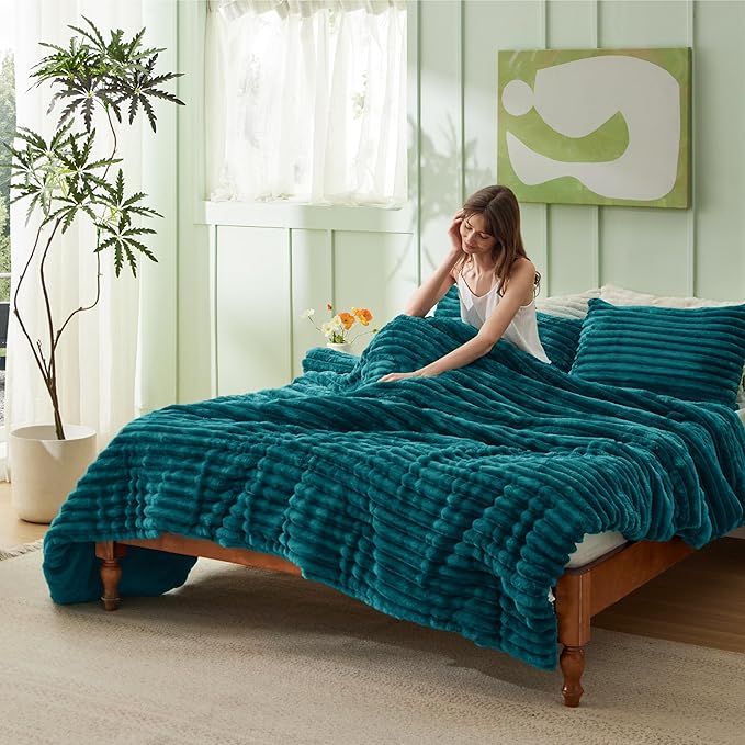 Bedsure Twin/Twin XL Comforter Set - GentleSoft™ 2 Pieces Fluffy Double-Side Fleece Comforter Set, Cozy Striped Room Decor Aesthetic, Luxury Teal Twin Bedding with 1 Pillowcase, 68x88 Inches
