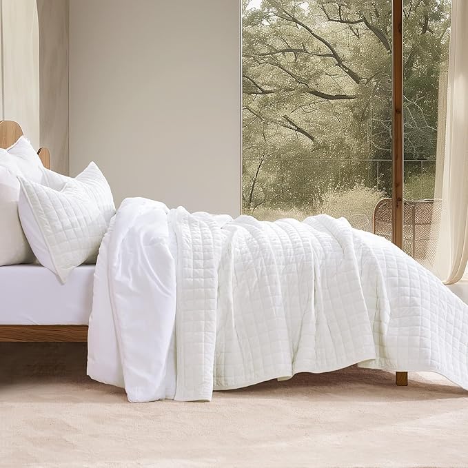 RECYCO Luxury Velvet Quilt Set, California King 118'' x 106'' Oversized Bedspread, Ultra Soft Velvet Comforter, Lightweight Box Stitch Bedding Sets for All Season, with 2 Shams, Bright White