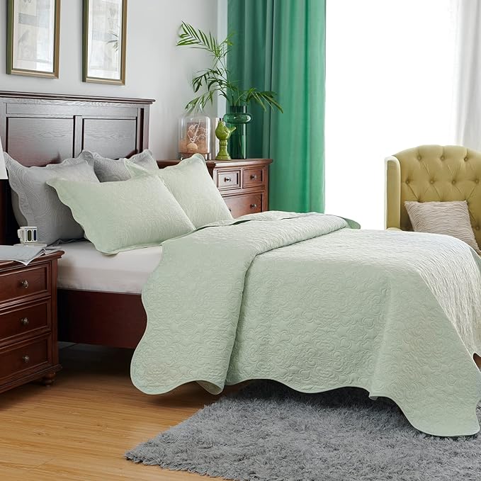 Auemtyn King Size Quilt Set 3 Pieces, Soft Lightweight Summer Bedspread, Reversible Microfiber Bed Coverlet for All Seasons, Light Green, Heart-Floral Pattern (1 Quilt, 2 Pillow Shams)