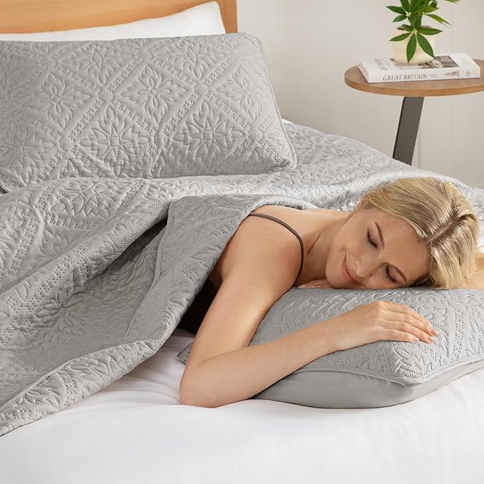 Exclusivo Mezcla Queen Quilt Bedding Set, Lightweight Soft Bedspreads Coverlets with 2 Pillow Shams, Modern Light Grey Quilts Queen Full Size for All Seasons