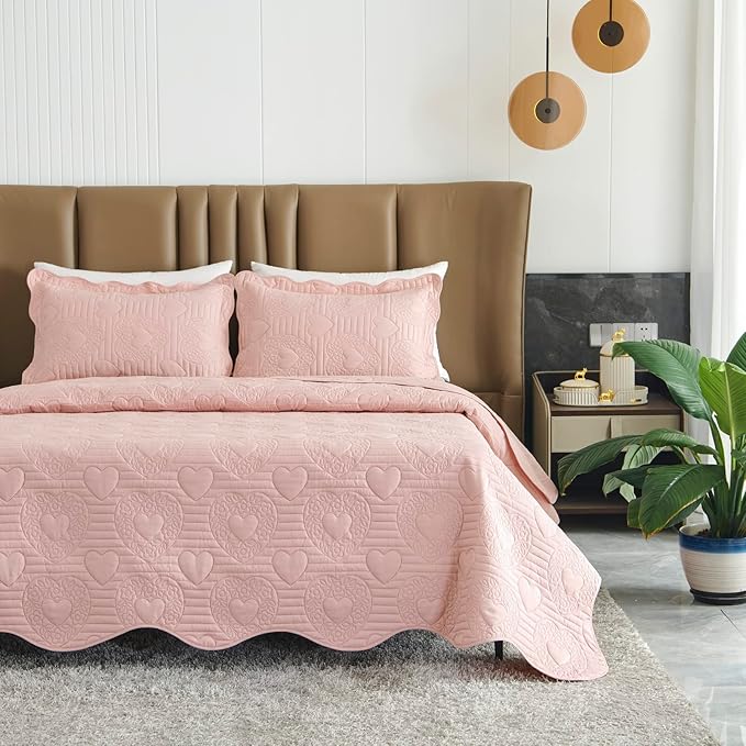 Auemtyn Twin/Twin XL Size Quilt Set 2 Pieces, Soft Lightweight Light Pink Bedspread, Reversible Microfiber Bed Coverlet for All Seasons, Heart Pattern (1 Quilt, 1 Pillow Sham)