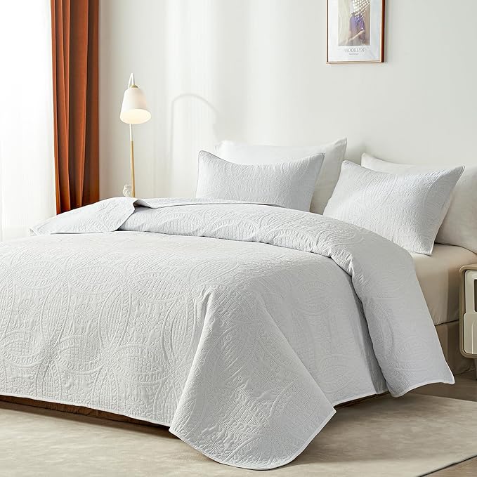 akkialla King Quilt Bedding Set,White Ultrasonic King/Cal King Quilt Set,Lightweight Soft Bedspread Coverlet,Modern Style Coin Pattern Bed Cover for All Seasons,3 Piece(1 Quilt,2 Pillow Shams)