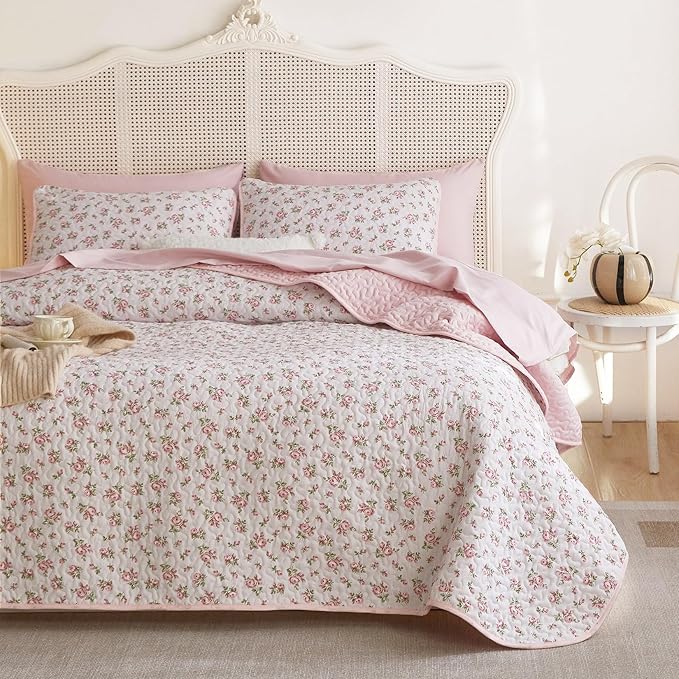 Wake In Cloud - Floral Quilt Set, Coquette Cottagecore Shabby Chic Flower Pattern for Women Teen Girls, Reversible Lightweight Bedspread Coverlet, 3 Pieces, Pink, Queen/Full Size