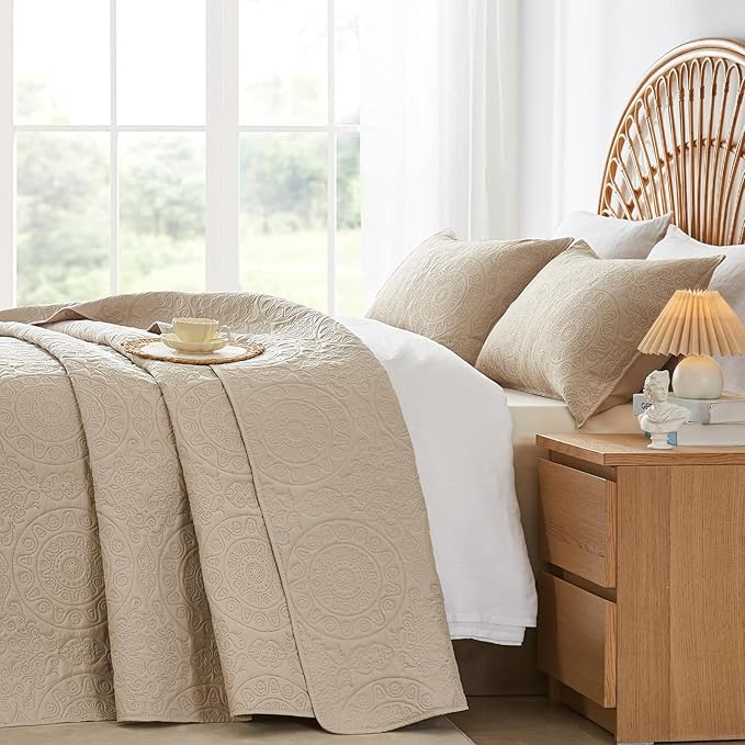 WURUIBO Beige Quilt Set Queen Size, Embossing Microfiber Full Bedspreads with Pillow Sham, Ligthweight Breathable Thin Coverlet, Reversible Bedding Set for All Season (1 Quilt, 2 Pillow Shams)