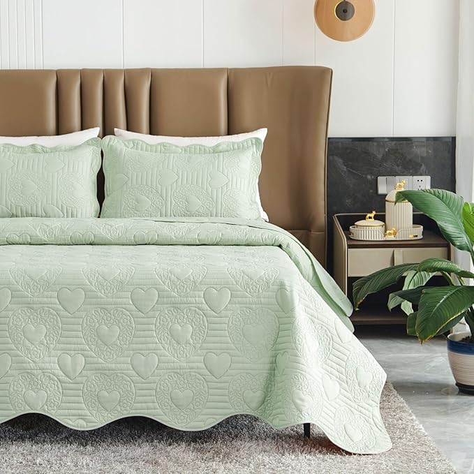 Auemtyn Twin/Twin XL Size Quilt Set 2 Pieces, Soft Lightweight Summer Bedspread, Reversible Microfiber Bed Coverlet for All Seasons, Light Green, Heart Pattern (1 Quilt, 1 Pillow Sham)