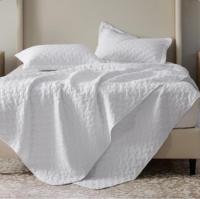 Bedsure Quilts Oversized King Size - Lightweight Bedspreads Oversized King Size with Basket Weave Pattern, Soft Quilt Bedding, White Comforter Coverlet for All Seasons (120" x 120")
