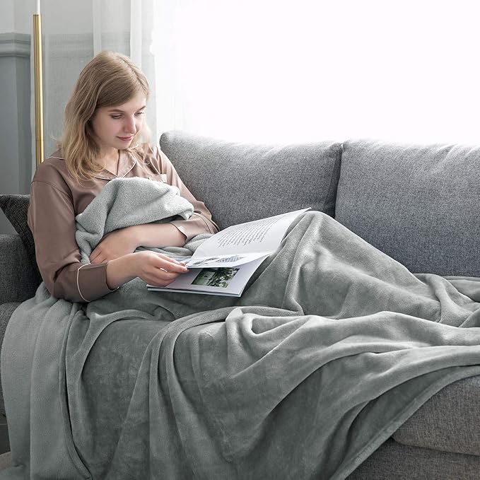 MOONLIGHT20015 Fleece Blanket Queen Size - Super Soft Fuzzy Light Grey Throw Blanket for Couch and Sofa - Lightweight Luxury 400 GSM Microfiber Fluffy Bed Blankets and Throws, 90 x 90 Inches