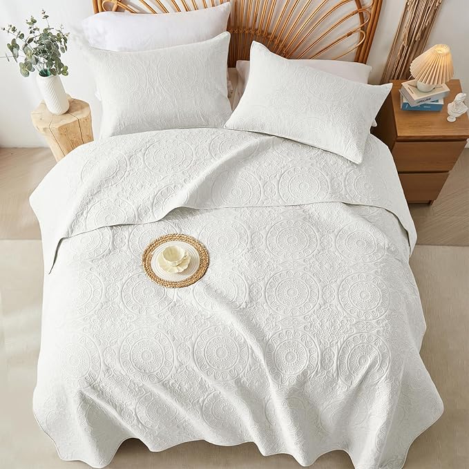 WURUIBO Cream Quilt Set Queen Size, Embossing Microfiber Full Bedspreads with Pillow Sham, Ligthweight Breathable Thin Coverlet, Reversible Bedding Set for All Season (1 Quilt, 2 Pillow Shams)