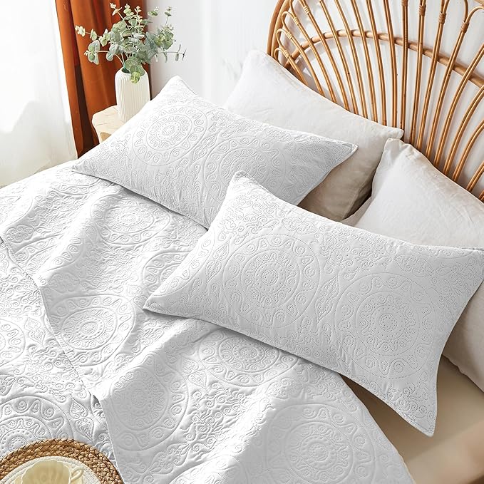 WURUIBO White Quilt Set King/Cal King Size, Embossing Microfiber Bedspreads with Pillow Sham, Ligthweight Breathable Thin Coverlet, Reversible Bedding Set for All Season (1 Quilt, 2 Pillow Shams)