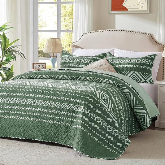 LEAONME 3 Pieces King Size Olive Green Quilt Set with Checkered Pattern Lightweight Oversized Bedspread 98''x106'' Soft Coverlet Warm Bed Cover for All Seasons (1 Quilt, 2 Pillow Shams)